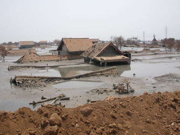 Home_sunk_by_mud_flow-Sidoarjo.JPG