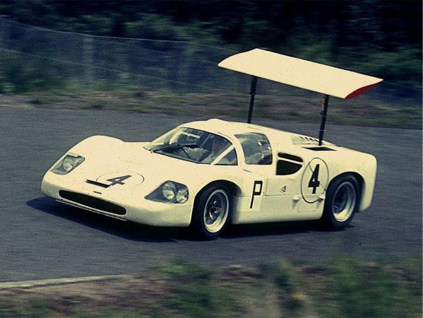 798px-Chaparral 2F - Mike Spence - 1967