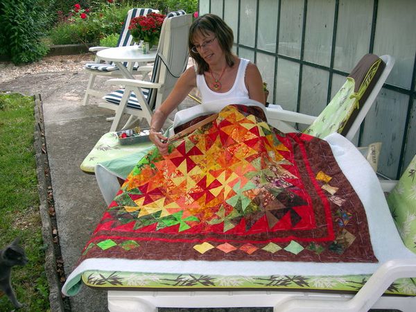 001 patchwork quilter au jardin