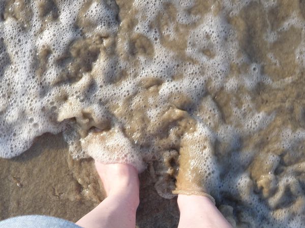 pieds dans l'eau