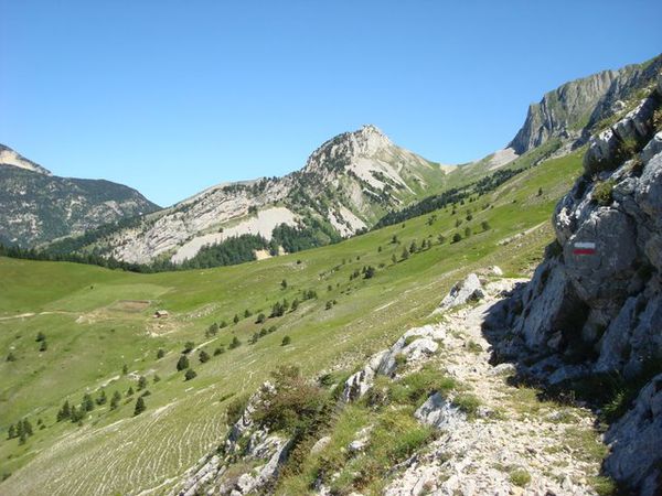 Au fond, le col de Seysse