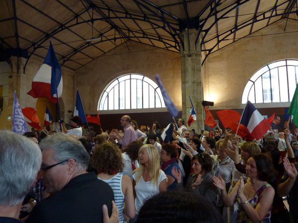 Salle-drapeaux-FrederickMoulinMEAGSR-1.jpg