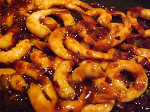 Crevettes piquantes et oignon rouge caramélisé