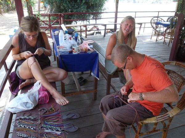 Don Khon fabrication de bracelets