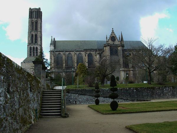 Limoges:Vue de la cathedrale prise au niveau de l'esplanage de l'or
