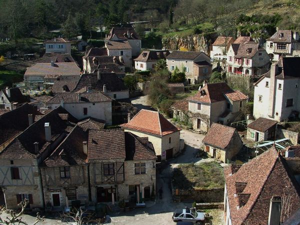 une vue d'ensemble du village