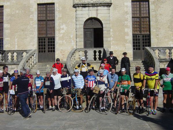groupe dans la cours du chateau 2