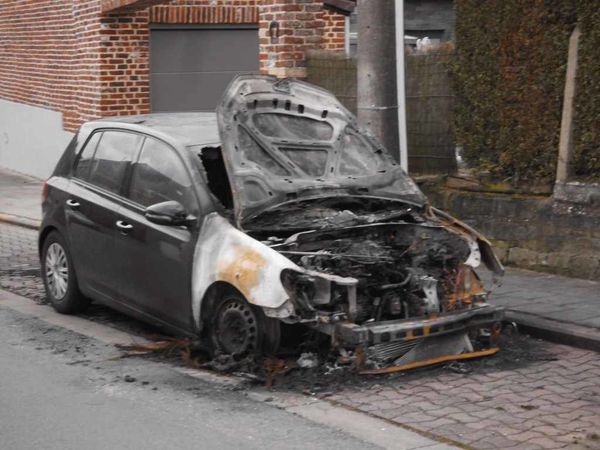 DSCI0015 chapelle-rue-alphonse-briart voiture-calcinee 2014