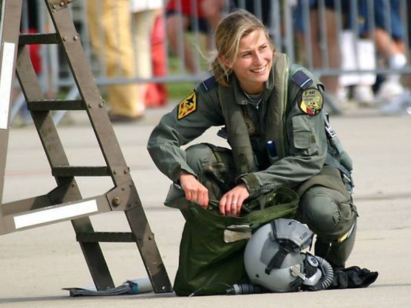 femalef16pilot05ga9.jpg