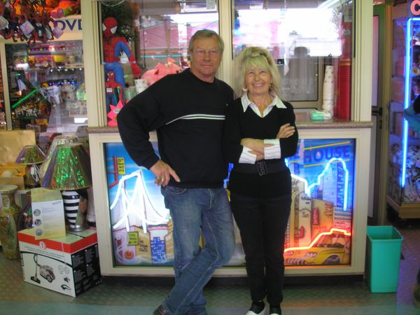 Jacques et Annie Fieulaine devant leur nouveau Las Vegas.