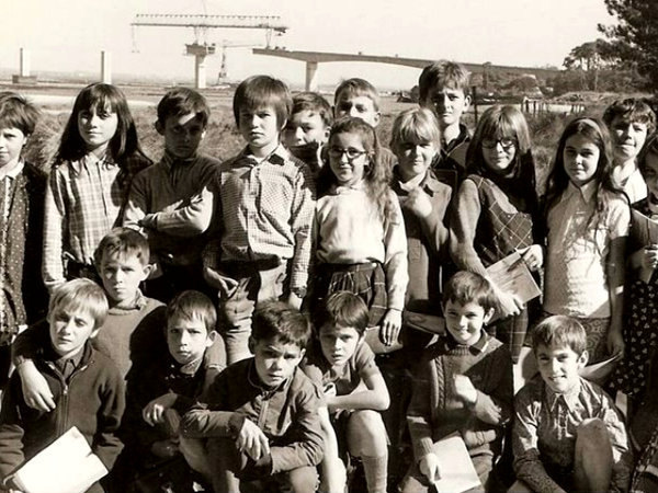 Sortie pédagogique avec une classe en 1971.Derrière, au M