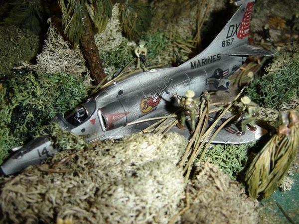 diorama-vietnam-a-4--skyhawk-uh1h-huey-oh6a-cayuse-002.jpg