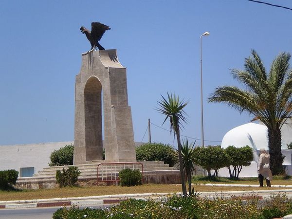 800px-Monument-_El_Haouaria.jpg