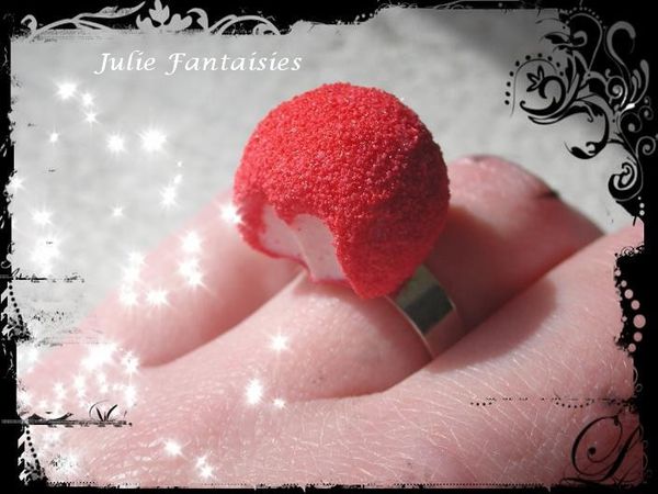BAF-06-bague-gourmande-bonbon-fraise-tagada-croquee.jpg