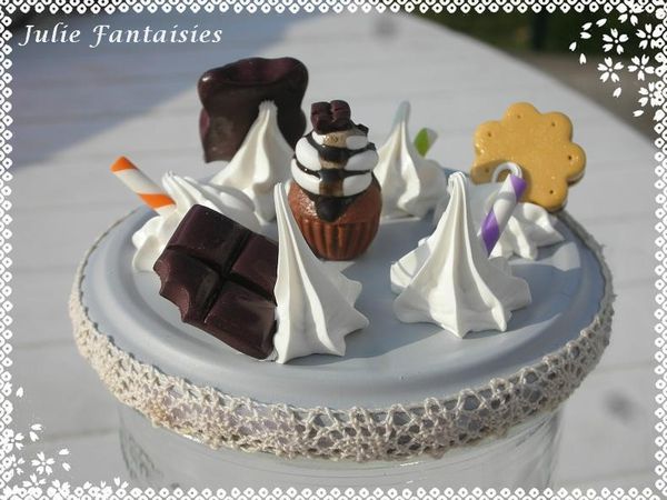 Pot-a-bonbons-decore-avec-gourmandises-en-fimo--copie-2.jpg