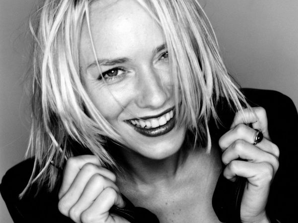 naomi-watts-closeup-b&w-2-wallpapers 16501 1600x1200