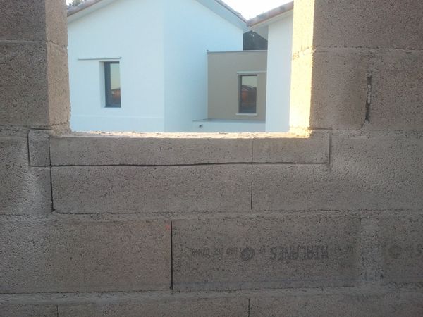 installer le panneau d'appui sur le béton