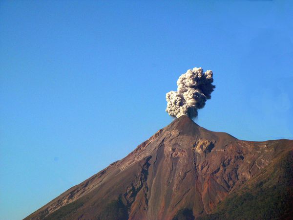 ANTIGUA volcan du feu au guatemala