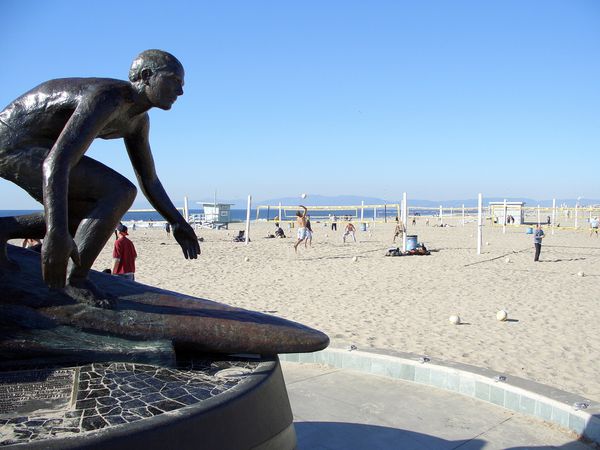 Hermosa_beach_pier_statue.jpg