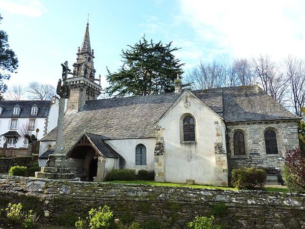 800px-Locquenole_4_L-eglise_et_le_calvaire.JPG
