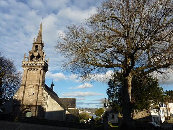 800px-Locquenole_9_L-arbre_de_la_liberte_et_l-eglise_Sa.JPG