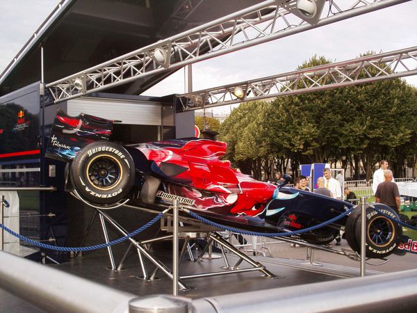 Stand Toro Rosso - Invalides (1)
