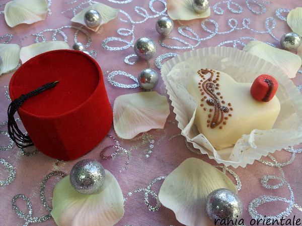 Mkhabez coeur amande citron déco chapeau rouge collection henné et chapeau à dragées rouge thème circoncision pâtisserie orientale moderne création rania