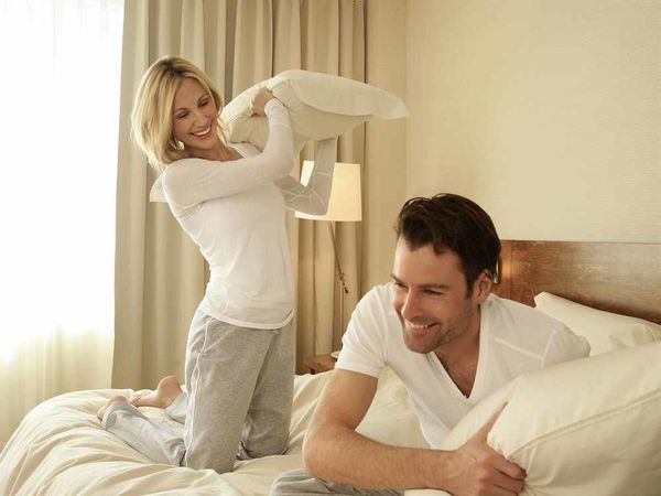 couple dans un lit d'hotel