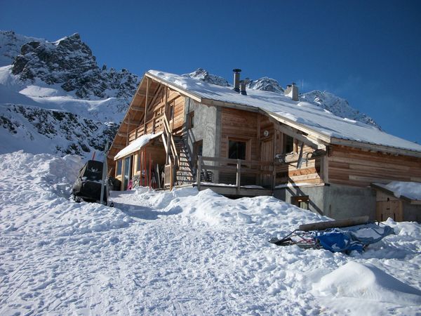 100 0226 refuge de la blanche au dessus de st véran