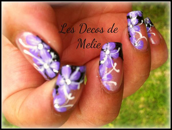 nail art french dramatique noire et fleurs violettes1