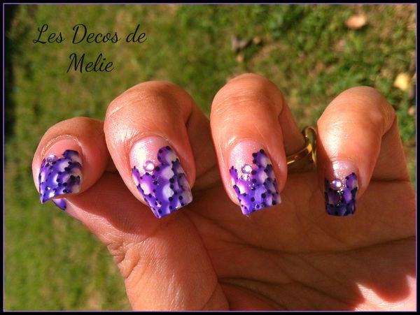 nail-art-one-stroke-petits-ponts-violet-et-blanc.jpg