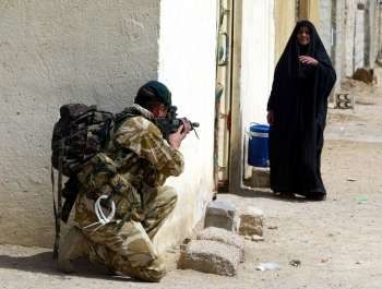 irak_marine_apunta_mujer_iarnoticias.jpg