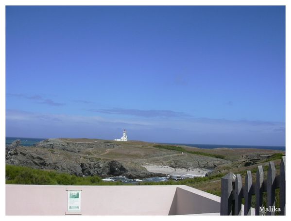 Le-phare-de-la-pointe-des-poulains-au-fond.jpg