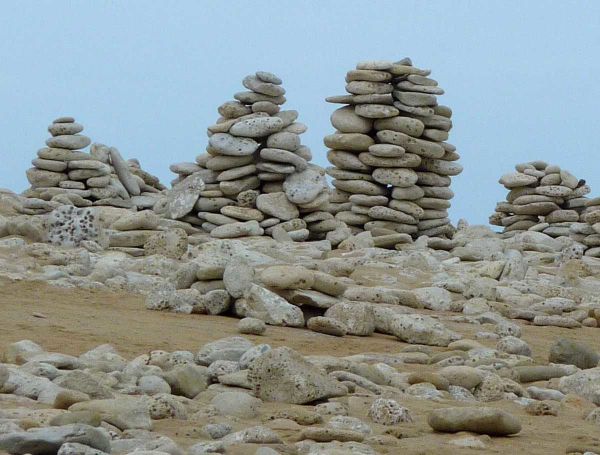 Châteaux de galets au phare des baleines