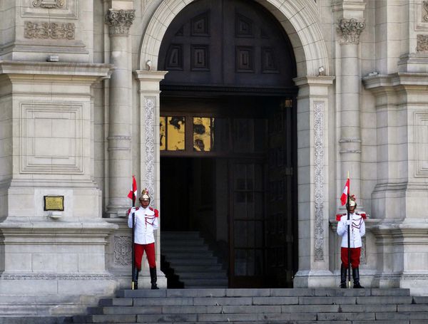 Lima-Palais-du-Gouvernement-gardes.jpg