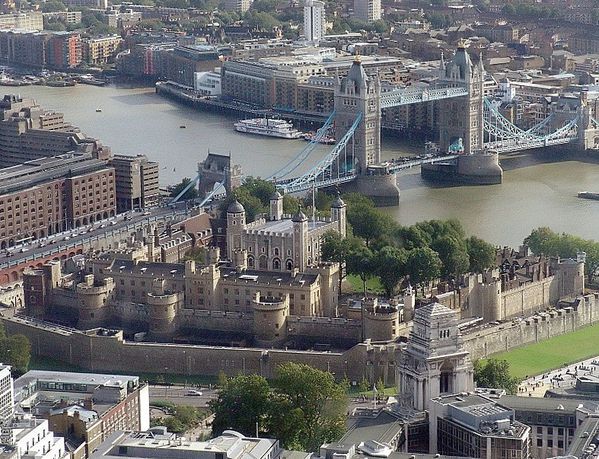 Tower_of_london_from_swissre.jpg