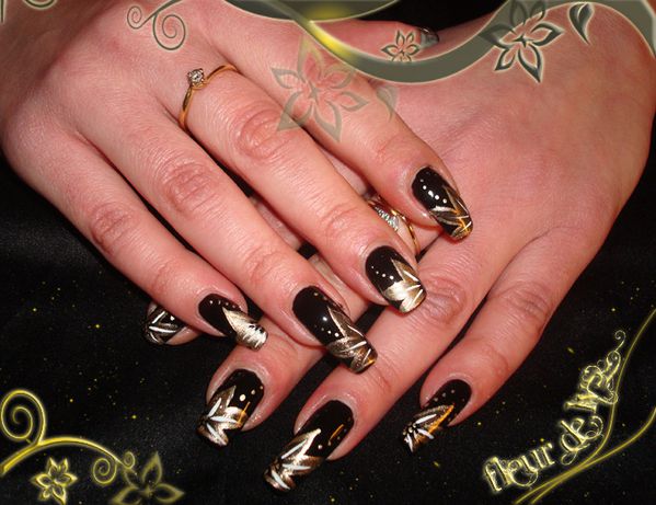 Nail Art golden flowers