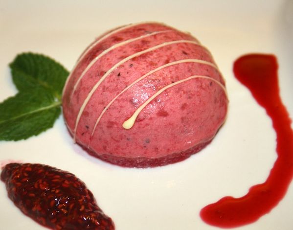 Mousse de framboises en dôme