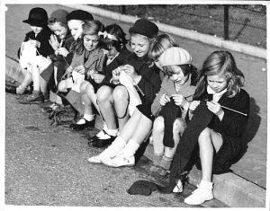 01-girls-knitting-1939