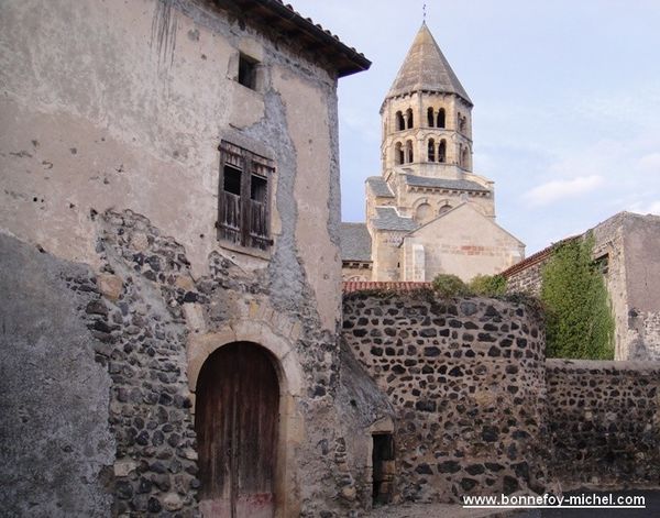 Saint-Saturnin-Eglise-et-ruelle.jpg