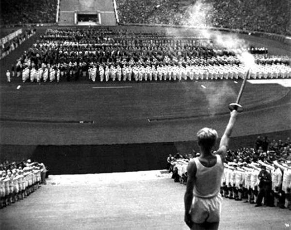 Allemagne Olympique 36 arrivée flamme dans le stade