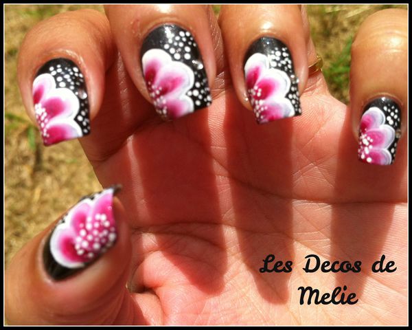 nail-art-one-stroke-fleurs-rondes-roses-et-noires--copie-1.jpg