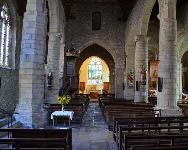 750px-Eglise_Notre-Dame-de-la-Tronchaye_-nef-_-_Rochefort-.jpg