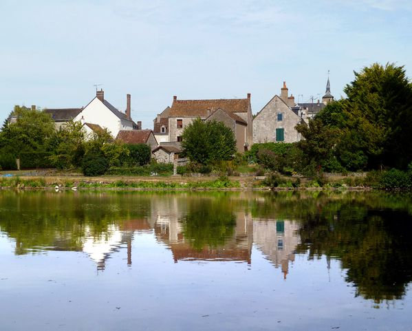 reflet du village dans le plan d'eau