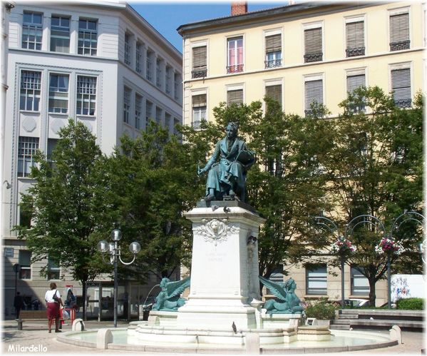 PLACE-AMPERE-ET-RUE-VICTOR-HUGO-LYON-5.jpg