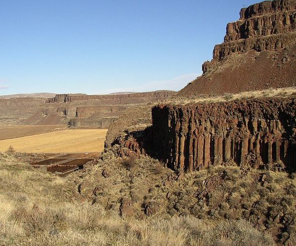 721px-3-Devils-grade-Moses-Coulee--Williamborg.JPG