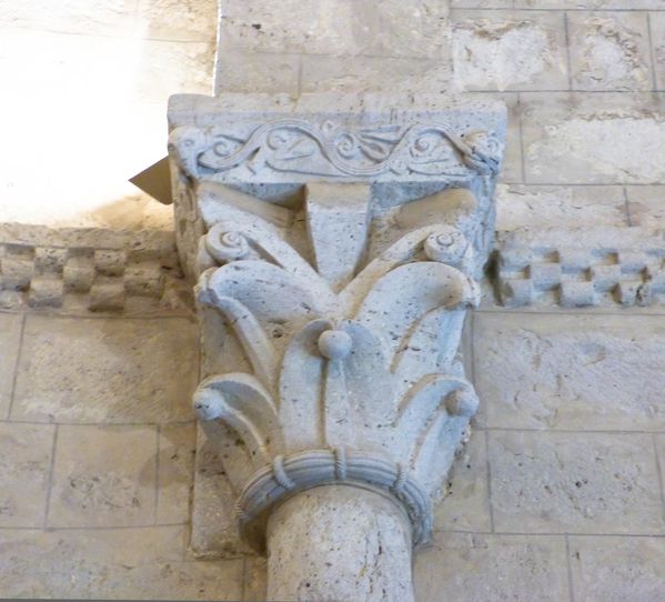 Chapiteau de droite à l'intérieur de l'église