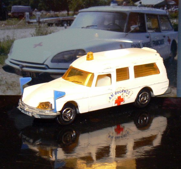 citroen-DS-ambulance-vitres-jaunes--Majorette.jpg