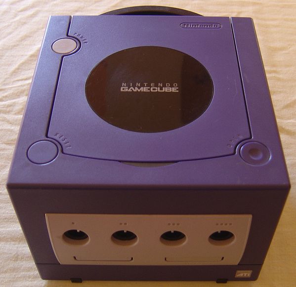 Nintendo---Game-cube---Console-violette-2-.JPG