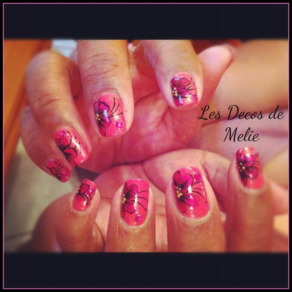 nail-art-octobre-rose-maman.jpg